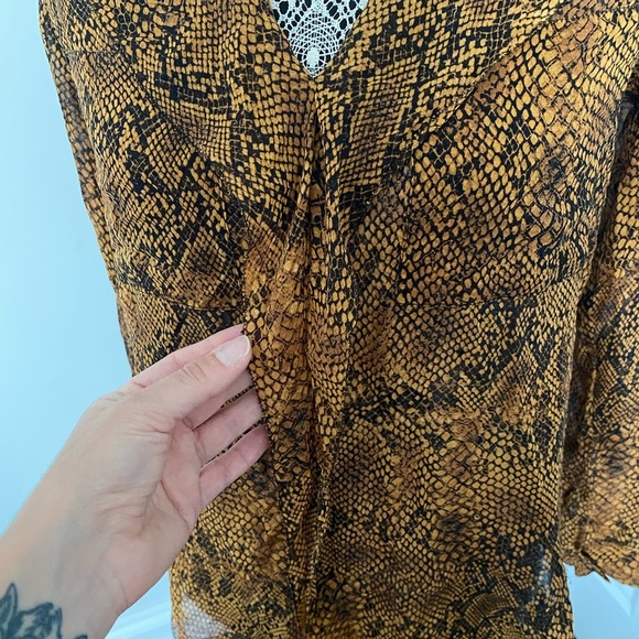 Babaton Brown Snake Print Blouse - Picture 6 of 7